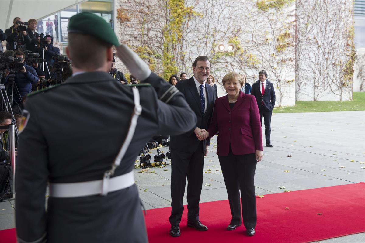 18/11/2016. Rajoy viaja a Berlín. El presidente del Gobierno, Mariano Rajoy, saluda a la canciller alemana, Angela Merkel, a su llegada a la...
